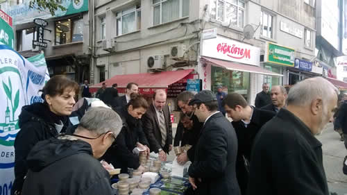 skdar Rizeliler Dernei, Muharrem ay nedeniyle dernek binas nnde kurulan stantta skdarllara aure ikram etti.