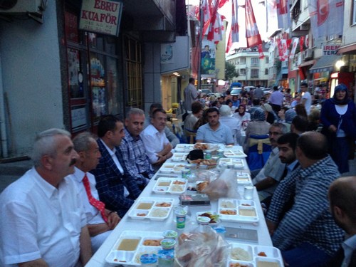 MHP skdar le Bakanl, nalan Mahallesi'nde 2500 kiinin katld iftar program dzenledi.