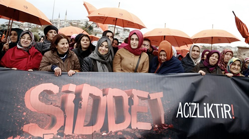 Eyleme katılarak destek veren Üsküdar Belediye Başkanı Hilmi Türkmen'de, kadına yönelik şiddetin acizlik olduğuna vurgu yaptı