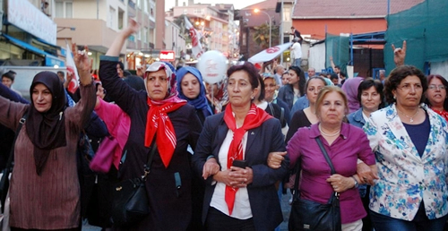 Üsküdar MHP'den Meral Akşener'e destek yürüyüşü
