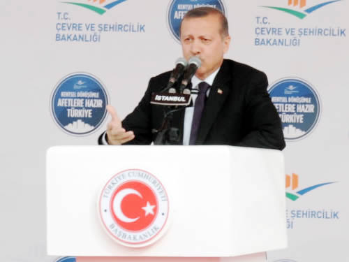 Başbakan Erdoğan, kentsel dönüşüm töreninde yaptığı konuşmada ''Çevre Bakanı'mda dahil olmak üzere, tüm belediye başkanlarıma duyuruyorum. Fevkalede bir hal olmadıkça gökdelenler dikmemeliyiz'' dedi.