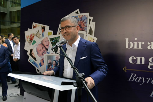 Üsküdar Belediye Başkanı Hilmi Türkmen, yaklaşan Kurban Bayramı münasebetiyle belediye personeliyle bayramlaştı.