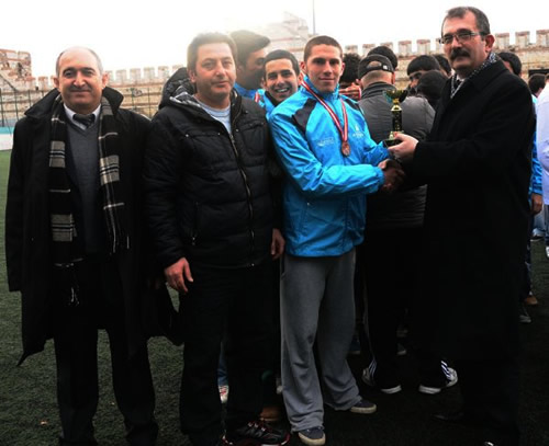 İstanbul Lise Erkekler Futbol Şampiyonası'nda Üsküdar Ticaret Meslek Lisesi de dördüncü oldu.