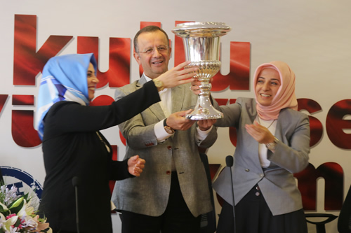 AK Parti Üsküdar Kadın Kolları Başkanı Neslihan Aydın da selefi Songül Kavalcıoğlu'nu gümüş vazo vererek uğurladı.