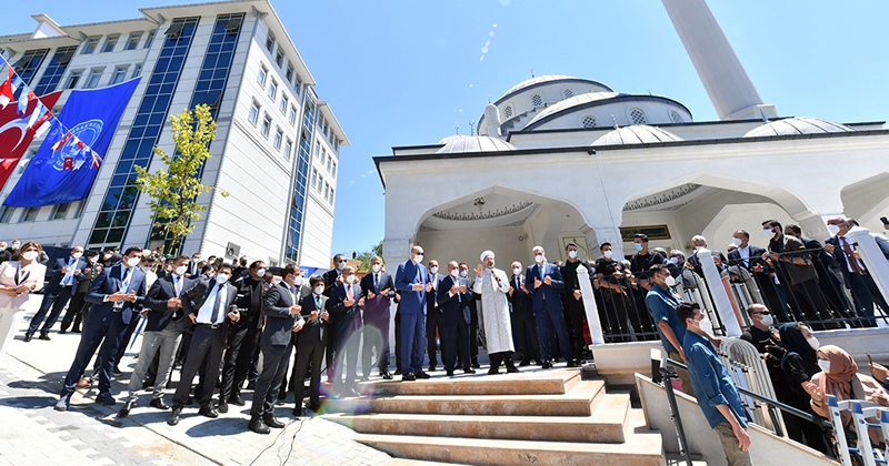 Diyanet İşleri Başkanı Prof. Dr. Ali Erbaş'ın açılış duasını etmesi ardından Şehriban Hatun Camii ve Kur'an Kursu'nun açılışı yapıldı