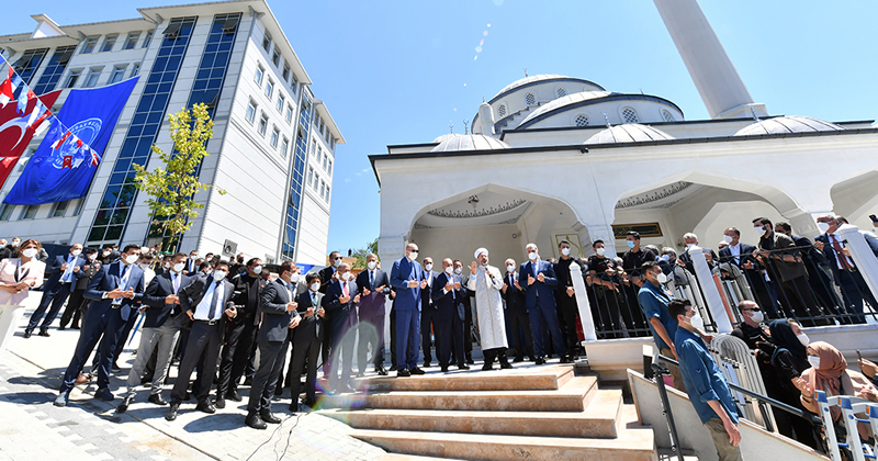 Diyanet leri Bakan Prof. Dr. Ali Erba'n al duasn etmesi ardndan ehriban Hatun Camii ve Kur'an Kursu'nun al yapld