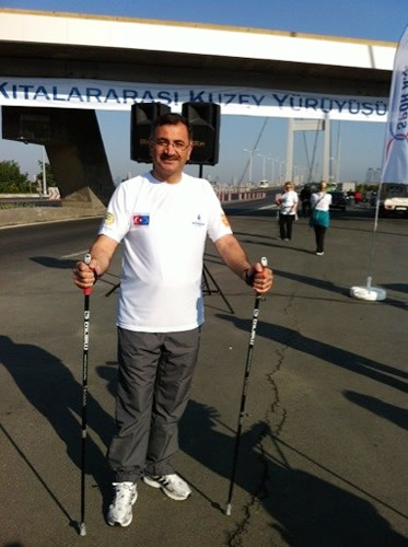 Yürüyüşe Üsküdar Belediye Başkanı Mustafa Kara'da batonlarını alarak katıldı.