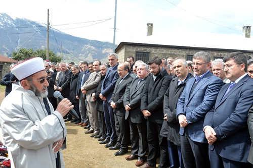 skdar Belediye Bakan Hilmi Trkmen'in stanbul'da vefat eden babas Hac Mustafa Trkmen, memleketi olan alpazar Dorukkiri Mahallesi Camii'nde klnan cenaze namaznn ardndan topraa verildi.