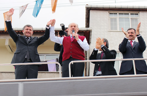 İstanbul Büyükşehir Belediye Başkanı Kadir Topbaş, Üsküdar Yavuztürk Mahallesi sakinlerine seslendi.
