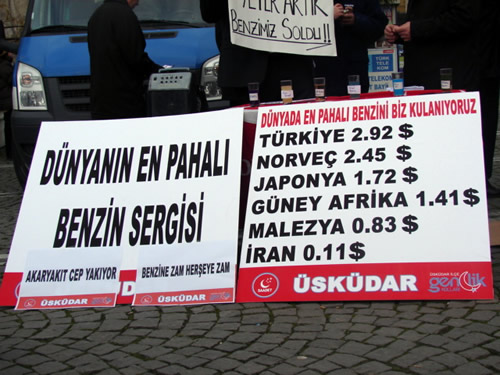 Saadet Partisi Üsküdar'da, benzine gelen son zamları ve benzindeki yüksek vergi oranlarını protesto etti.