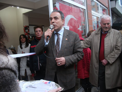 CHP Üsküdar İlçe Teşkilatında yoğun seçim mesaisi seçim irtibat bürosu açılışlarıyla devam ediyor.