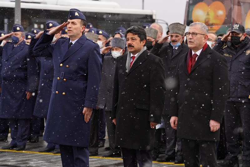 18 Mart anakkale Zaferi'nin 107. yl vesilesiyle skdar emsipaa Meydan'nda resmi tren dzenlendi.