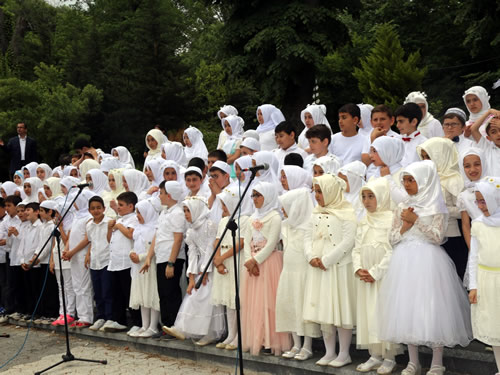 Üsküdar Belediyesi Bilgi Evleri ve Çocuk Akademileri öğrencileri bir yıl boyunca Şahsiyet Okulu eğitimlerini tamamlayıp Kur'an-ı Kerim okumaya başlayan 97 öğrenci için kapanış programı düzenlendi.