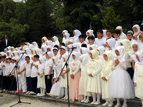 skdar Belediyesi Bilgi Evleri ve ocuk Akademileri rencileri bir yl boyunca ahsiyet Okulu eitimlerini tamamlayp Kur'an- Kerim okumaya balayan 97 renci iin kapan program dzenlendi.