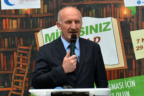 Rektr Prof. Dr. Musa Duman, kitabn okuyann dnyasn geniletip, farkl ufuklara almasna frsat tandna vurgu yaparak, ''Kitap okumakla faydasn aldmz ama zararn grmediimiz bir ara. Kitap olarak ok iyi karnemiz yok. Hepimiz bunun bilincindeyiz.''