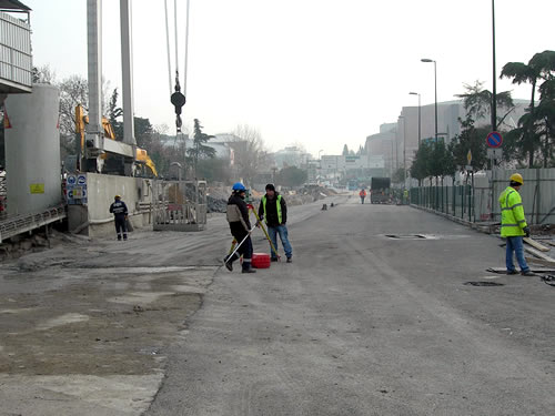 Balarba stasyon almalar kapsamnda trafie kapatlan yollar, 2 erit olarak yaya ve ara trafiine alyor.