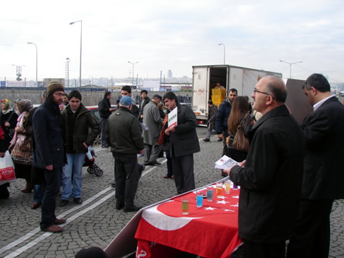 Saadet Partisi Üsküdar'da, benzine gelen son zamları ve benzindeki yüksek vergi oranlarını protesto etti.