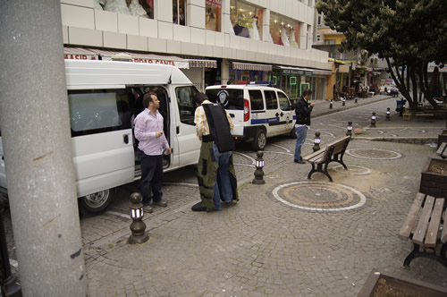 skdar Belediye binas'nn arka tarafnda bulunan eski vergi dairesi kaps yanna braklan pheli bir paket vatandalar tarafndan polise ihbar edildi.