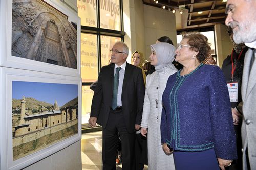 Sare Davutoğlu, programın ardından Bağlarbaşı Kongre ve Kültür Merkezi'nde bulunan ''Selçuklu Medeniyetinin Anadolu'daki İzleri'' isimli fotoğraf sergisini gezdi.
