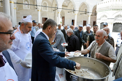 Kılınan Cuma namazının ardından ise Üsküdar Belediyesi tarafından cemaate etli pilav, tatlı ve ayran ikramı yapıldı.
