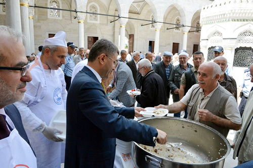 Klnan Cuma namaznn ardndan ise skdar Belediyesi tarafndan cemaate etli pilav, tatl ve ayran ikram yapld.