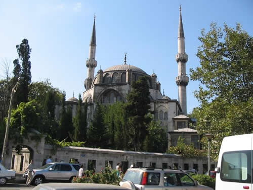 skdar Valide-i Cedid Camii'nde restore almalar balad.