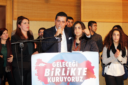Av. İrfan Karacan'ın İstanbul 1. Bölge Milletvekilliği aday adayı tanıtım toplantısı hep birlikte çektirilen hatıra fotoğraflarının ardından sona erdi.
