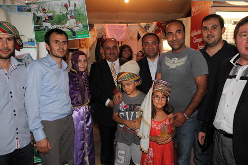 Meydanda bulunan vatandaşlara hitap eden Başbakan Yardımcısı Bekir Bozdağ ve Başkan Hasan Can, Ak Parti'nin 10 yıllık icraatlarına değindiler.