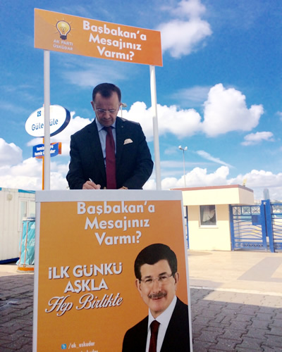 AK Parti skdar le Bakanl skdar'n 4 noktasnda at stantlarda vatandalara ''Babakana mesajnz var m?'' diye soruyor.