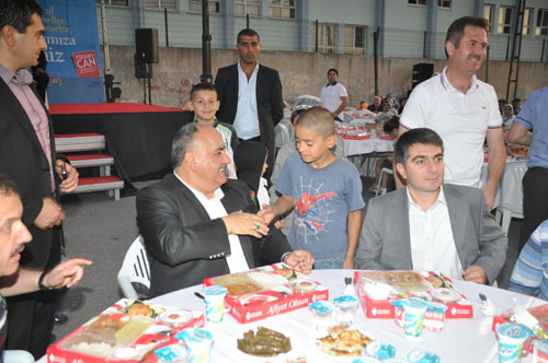 mraniye Belediyesi tarafndan verilen mahalle iftarlar Altnehir, Necip Fazl, Adem Yavuz, Huzur, Parseller, Aa Dudulu, Yukar Dudulu, Esenehir Mahalleleri ile devam etti.