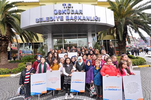 skdar Genlik Merkezi ocuklar tarafndan yaplan kedi evleri vatandalardan tam not ald.