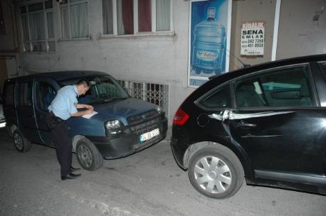 skdar'da define aramak iin park halindeki bir i makinesini alan O. B ile. . K., kaarken park halindeki 14 otomobile arpt.