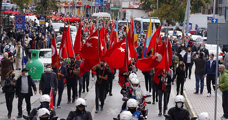 Cumhuriyet'in kuruluunun 98. yl, skdar'da byk bir cokuyla kutland