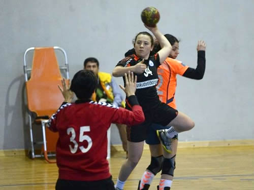 Hentbol Bayanlar Sper Lig'inin 14. haftasnda skdar Belediyespor, kendi evinde Muratpaa Belediyespor'a 35-25 malup oldu.