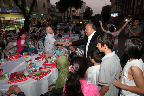 mraniye Belediyesi tarafndan verilen mahalle iftarlar Namk Kemal ve Esenevler Mahalleleri ile devam etti.