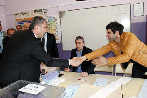 AK Parti Üsküdar Belediye Başkan Adayı Hilmi Türkmen, Küplüce Lions İlkokulu'nda oyunu kullandı.