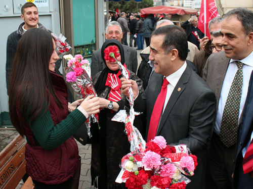 CHP Büyükşehir Belediye Başkan adayı Mustafa Sarıgül, Üsküdar'da esnafı ziyaret ederek, Üsküdar Belediye Başkan Adayı İhsan Özkes'i halka tanıttı ve vatandaşlara seslendi.
