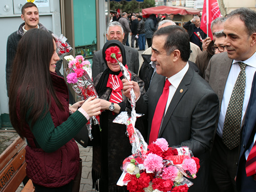 CHP Bykehir Belediye Bakan aday Mustafa Sargl, skdar'da esnaf ziyaret ederek, skdar Belediye Bakan Aday hsan zkes'i halka tantt ve vatandalara seslendi.