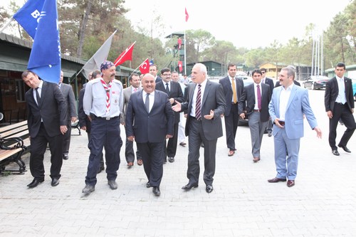 stanbul Valisi Hseyin Avni Mutlu, mraniye belediye bakan Hasan Can, stanbul Bykehir Belediyesi'nin mraniye Kent Orman'nda bulunan izci kampn ziyaret etti.