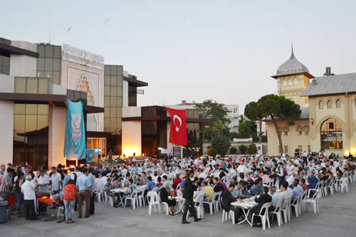 skdar lk Ocaklar tarafndan Balarba Kltr ve Kongre Merkezi bahesinde ak havada birlik ve beraberlik iftar dzenlendi.