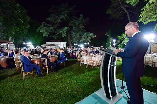 ftarn skdar'n huzur ortamnda yapmak isteyen misafirleri kapda karlayan Bakan Hilmi Trkmen, misafirlerle tek tek ilgilendi.