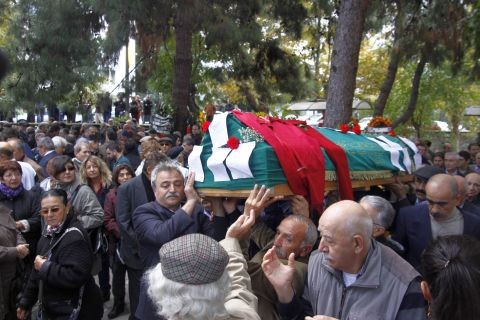 Arif Damar'ın tabutu kendi el yazısıyla yazılmış şiirler ve karanfillerle süslendi. Cenaze, Moda camisindeki törenin ardından, Çengelköy mezarlığında toprağa verildi.