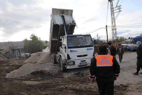 Üsküdar Belediyesi, başta Van'ın Güveçli köyü olmak üzere çevredeki Özyurt, Dağönü, Yeşilsu, Göllü, Pınarbaşı, Şahgeldi, Esenpınar, Halkalı, Tabanlı ve Pirgarip köylerinde ve bağlı mecralarındaki toplam 6 bin afetzedeye yapmış olduğu yardımları tüm hızıyla sürdürüyor.