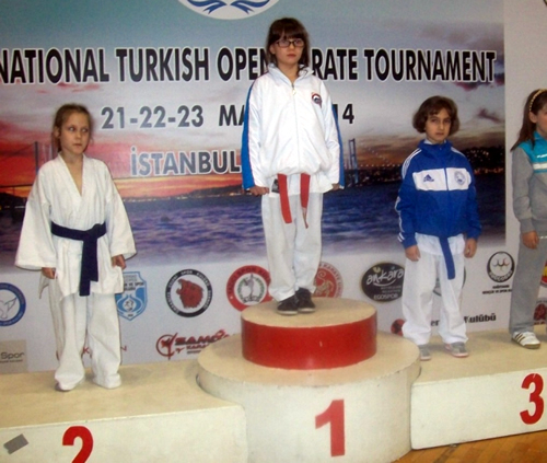 Gençlik ve Spor Bakanlığı tarafından İstanbul'da düzenlenen Karate Şampiyonası'nda Üsküdarlı minik öğrenci karate branşında dünya 3.'sü oldu.