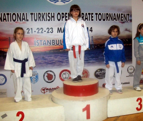 Genlik ve Spor Bakanl tarafndan stanbul'da dzenlenen Karate ampiyonas'nda skdarl minik renci karate brannda dnya 3.'s oldu.