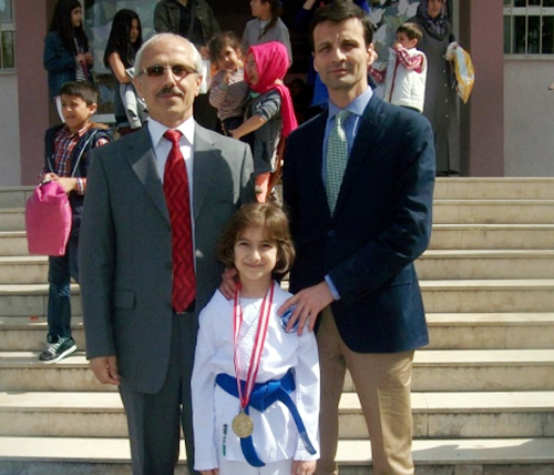 Gençlik ve Spor Bakanlığı tarafından İstanbul'da düzenlenen Karate Şampiyonası'nda Üsküdarlı minik öğrenci karate branşında dünya 3.'sü oldu.