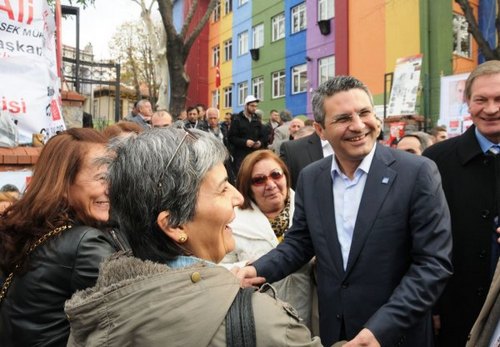 CHP stanbul l Bakan Ouz Kaan Salc da yesi olduu skdar ilesindeki Halil Rt lkretim Okulu'nda oy kulland.