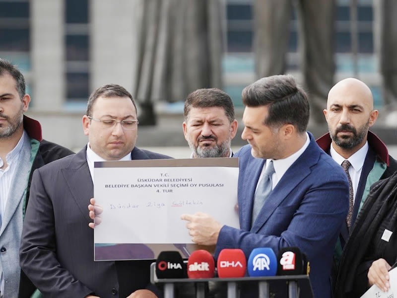 AK Parti Üsküdar İlçe Başkanı Taha Sarıcaoğlu ile AK Partili belediye meclis üyeleri, 5 Ağustos 2026’da Üsküdar Belediye Meclisi’nde yapılan Başkan Vekilliği seçimlerinde usulsüzlük ve şaibe yaşandığı iddiasıyla bugün suç duyurusunda bulundu.