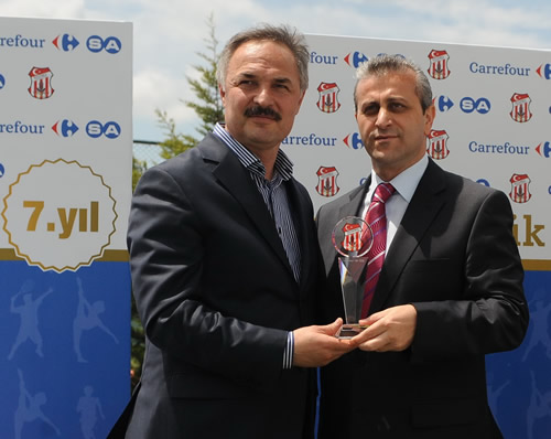 İstanbul Gençlik ve Spor İl Müdürlüğü'nün (GSİM) organize ettiği ve bu yıl yedincisi düzenlenen ''Sporda Büyük Buluşma'' ödül töreni, büyük bir katılımla gerçekleşirken Üsküdar Belediyesi, aldığı çifte ödül ile en başarılı belediye oldu.