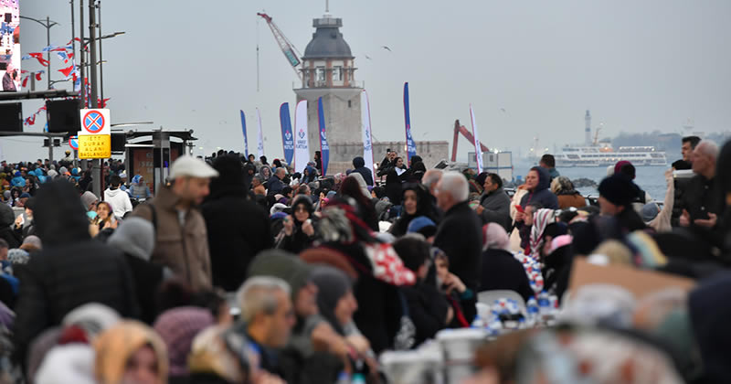 skdar Beldiyesi tarafndan her yl dzenlenen ve geleneksel hale gelen Byk skdar iftar on binlerce stanbulluyu ayn sofrada buluturuyor.